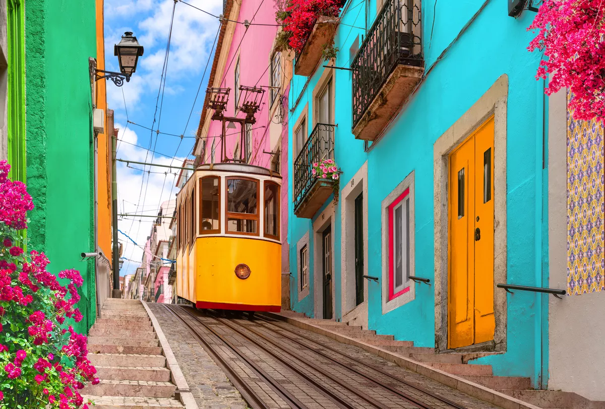 Strassenbahn in Lissabon - © Armando Oliveira - stock.adobe.com