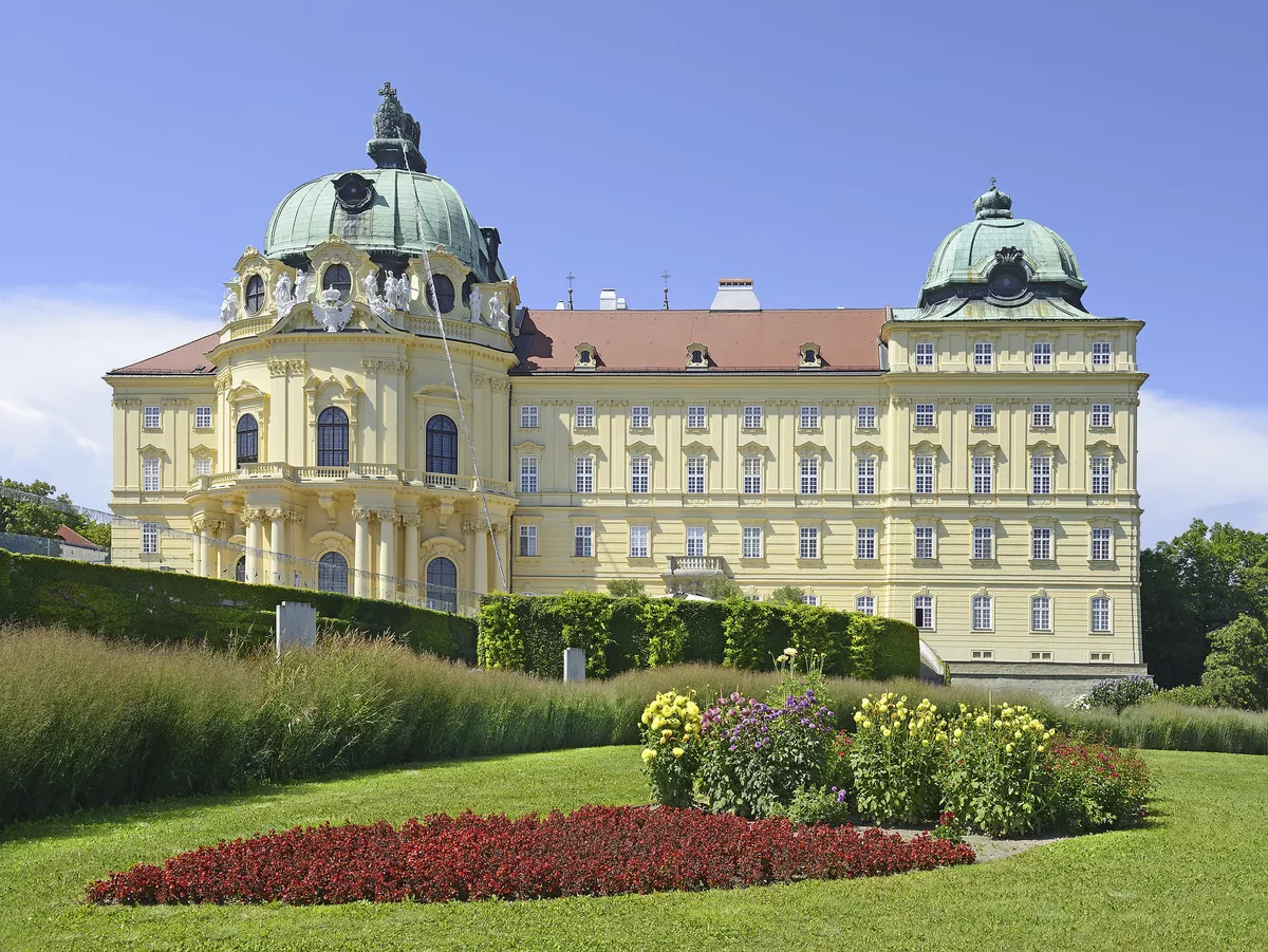 Stift Klosterneuburg bei Wien - © shutterstock_211235389