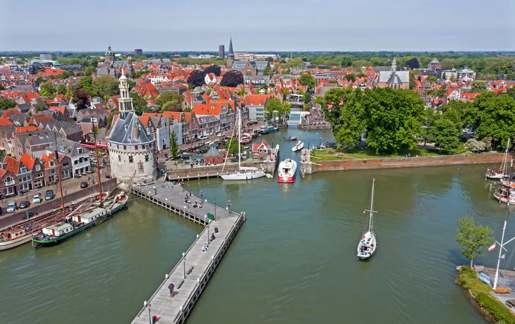 Luftaufnahme der historischen Stadt Hoorn in Nordholland - © Nataraj - stock.adobe.com