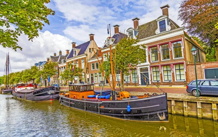 Boote in einem Kanal in Harlingen - © travelview - stock.adobe.com