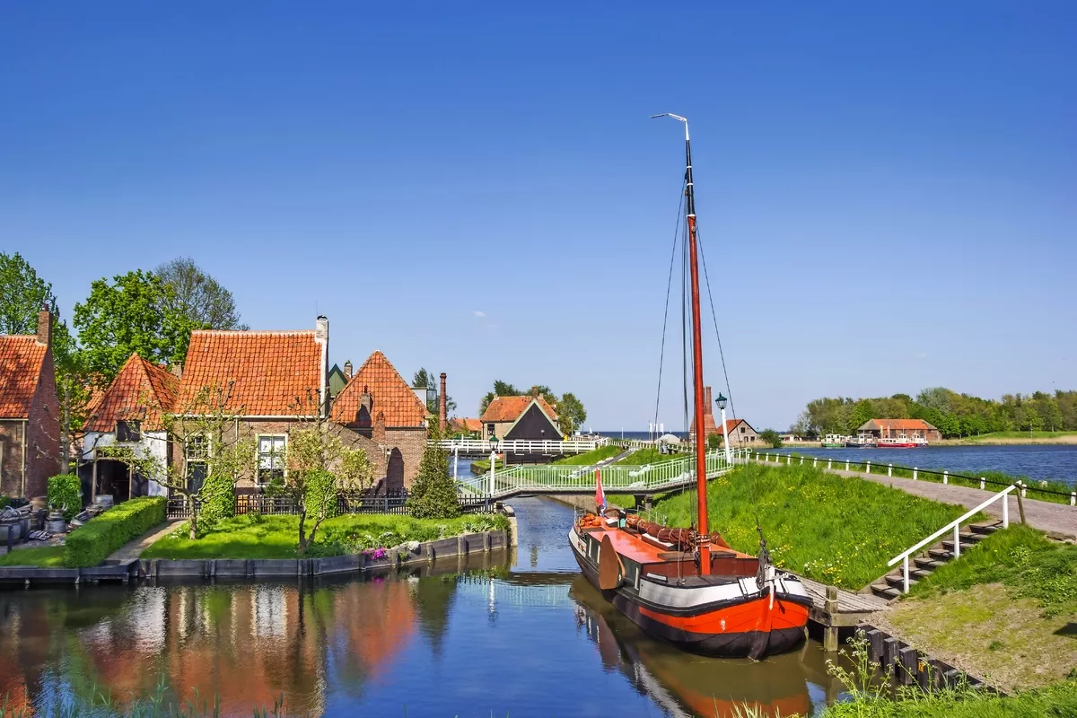 Segelschiff in einem Kanal in Enkhuizen - © venemama - Fotolia