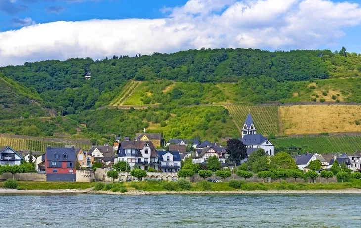 Strand und Küste des Rheins nahe Stadt Andernach Rheinland-Pfalz, Deutschland - © Peer Marlow - stock.adobe.com