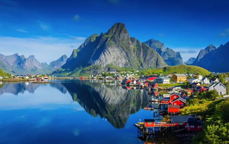 Spiegelung des Dorfes Reine in den Lofoten - © Stefano Zaccaria - stock.adobe.com