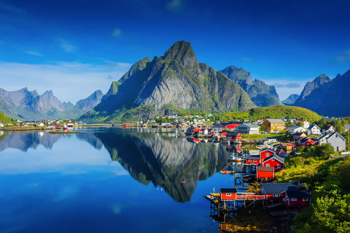 Spiegelung des Dorfes Reine in den Lofoten - © Stefano Zaccaria - stock.adobe.com