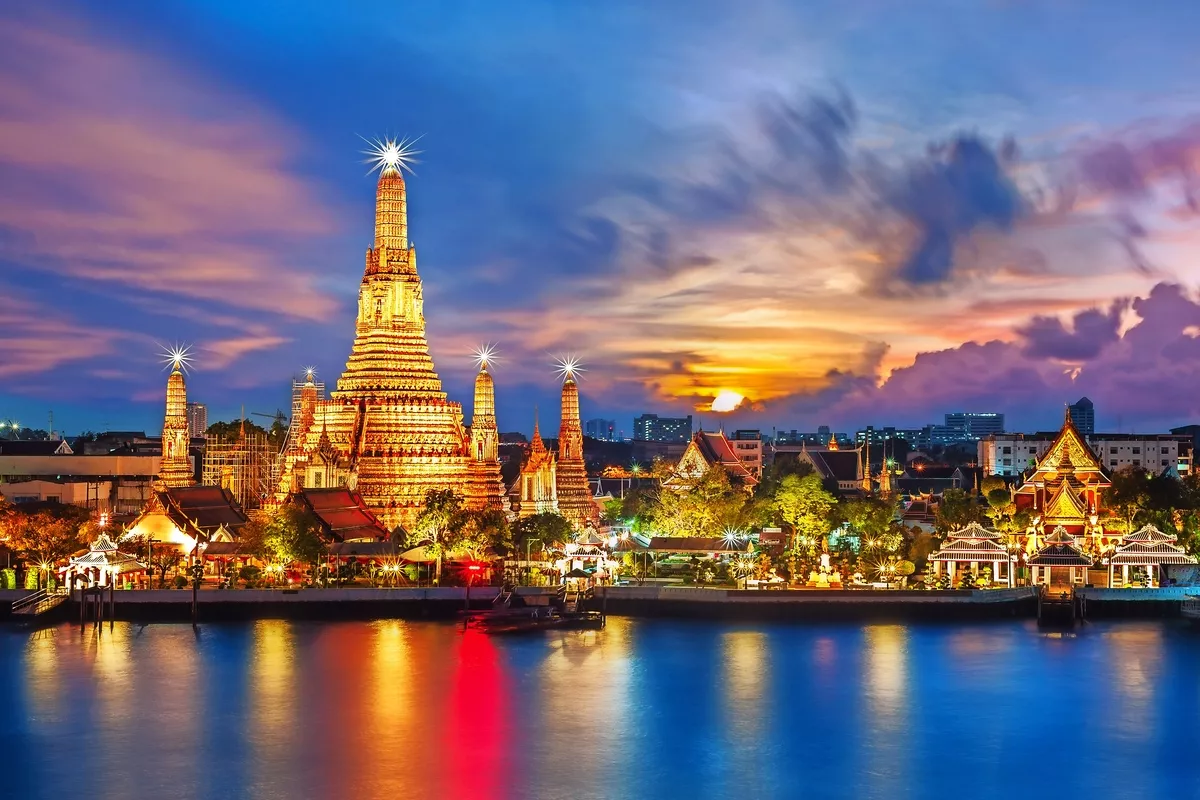 Nachtansicht Wat Arun Temple in Bangkok, Thailand. - © sahachat - stock.adobe.com