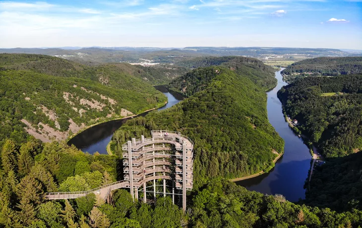 Luftbild der Saarschleife mit Baumwipfelpfad - © Henry Czauderna