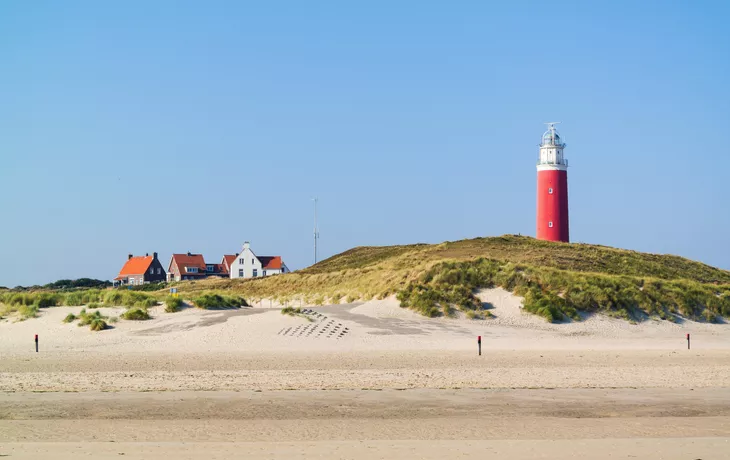 Strand und Leuchtturm De Cocksdorp auf Texel - ©TasfotoNL - stock.adobe.com