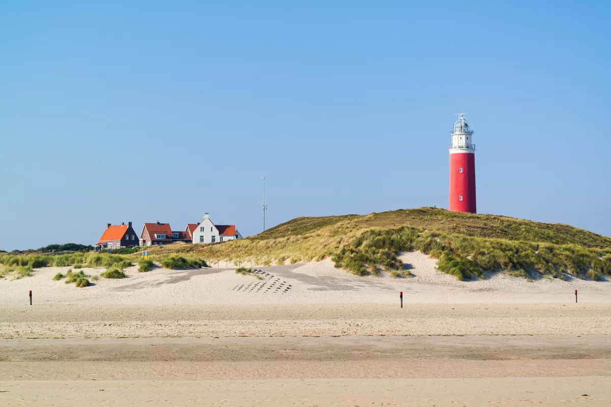 Strand und Leuchtturm De Cocksdorp auf Texel - ©TasfotoNL - stock.adobe.com