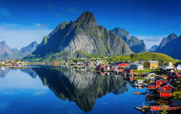 Reine in den Lofoten - © Stefano Zaccaria - stock.adobe.com