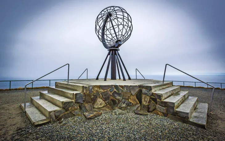 Weltkugel als Wahrzeichen des Nordkap auf Magerøya, Norwegen - © Johannes Rigg - stock.adobe.com