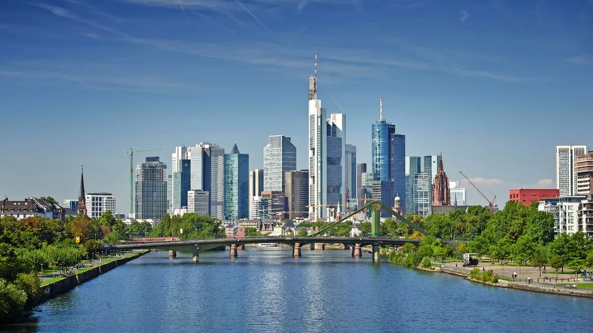 Skyline von Frankfurt am Main - © Manuel Schönfeld - stock.adobe.com