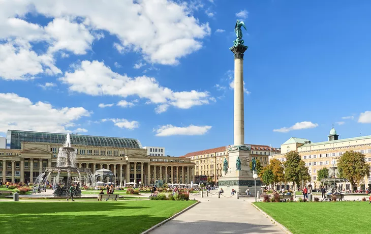 Jubiläumssäule auf dem Schlossplatz in Stuttgart - © Manuel Schönfeld - stock.adobe.com