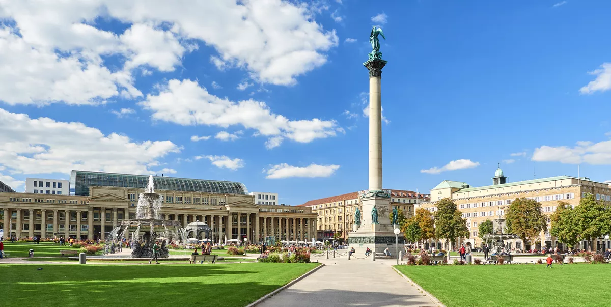 Jubiläumssäule auf dem Schlossplatz in Stuttgart - © Manuel Schönfeld - stock.adobe.com