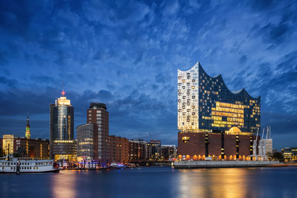 Nacht-Skyline von Hamburg mit Elbphilharmonie - © Mapics - stock.adobe.com