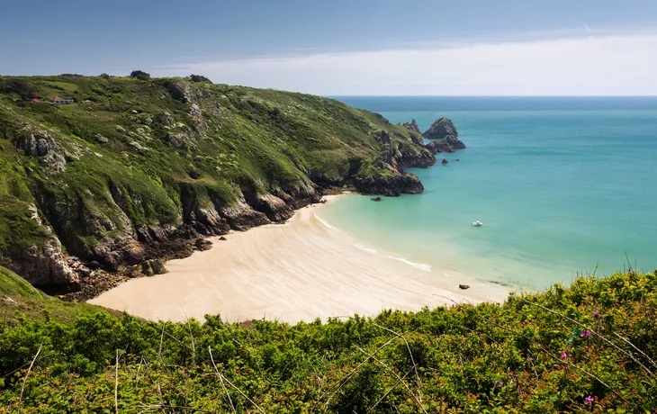 Südküste der Kanalinsel Guernsey im Frühjahr - © Harald Biebel - stock.adobe.com