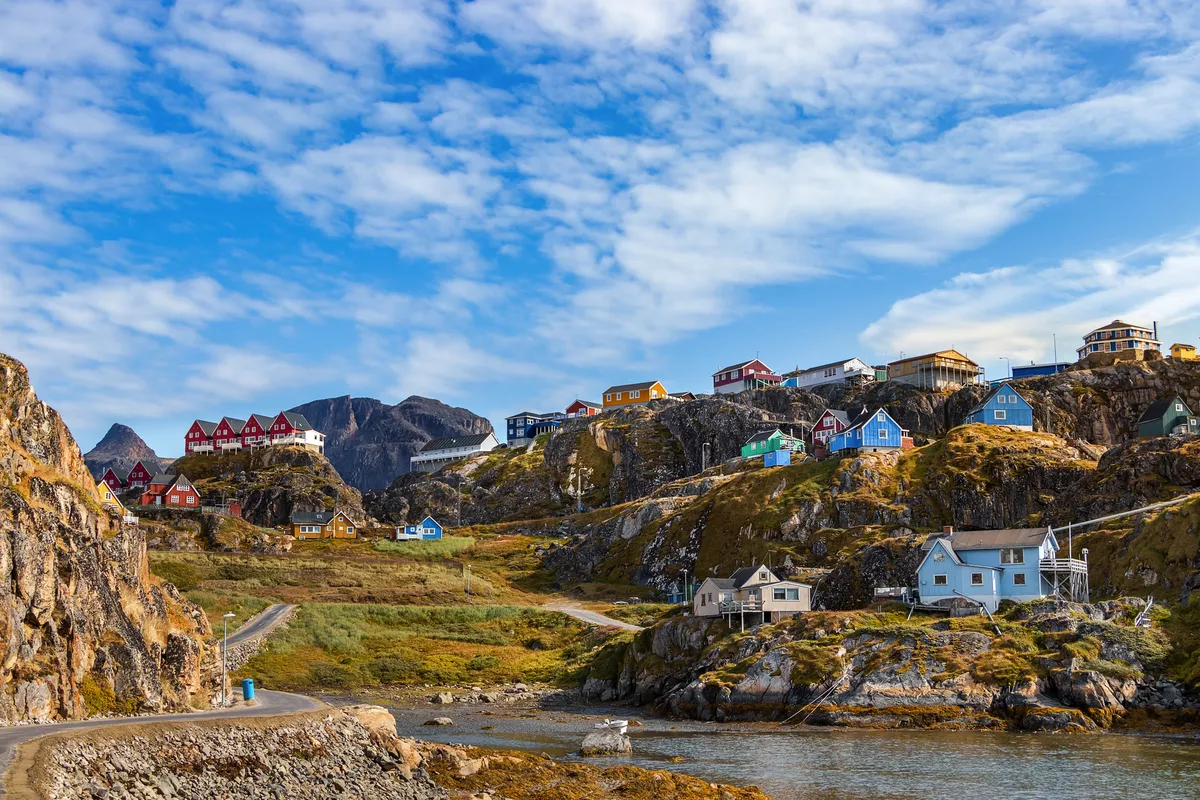 Blick auf farbenfrohe Holzgebäude und Häuser in Sisimiut - © Ruben - stock.adobe.com