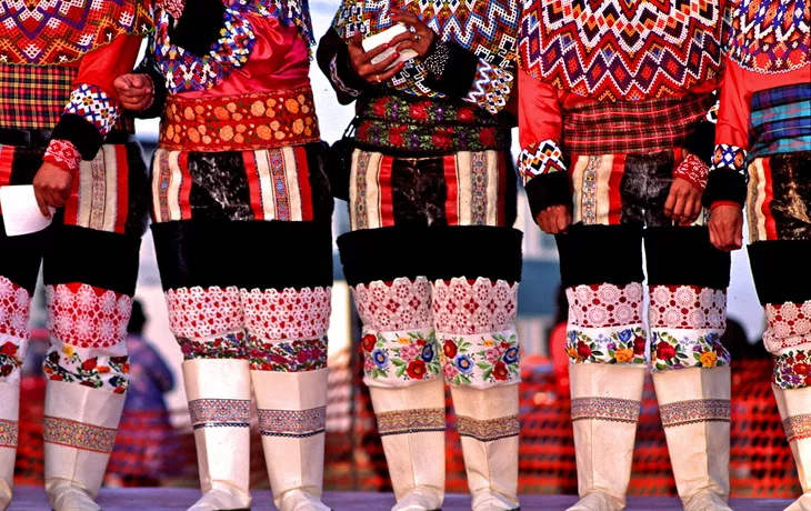 Nahaufnahme der grönländischen Nationaltracht, die von Inuit-Frauen getragen wird - © John Nakata - stock.adobe.com