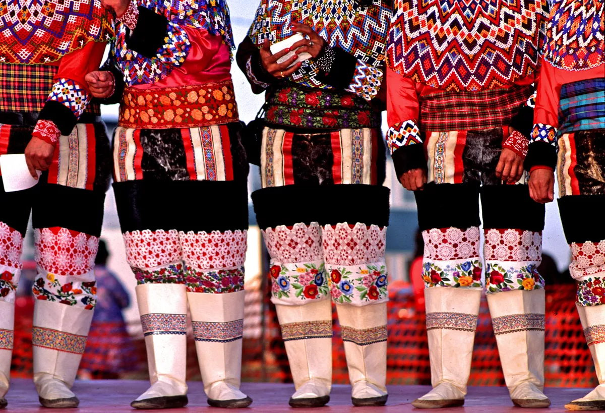 Nahaufnahme der grönländischen Nationaltracht, die von Inuit-Frauen getragen wird - © John Nakata - stock.adobe.com