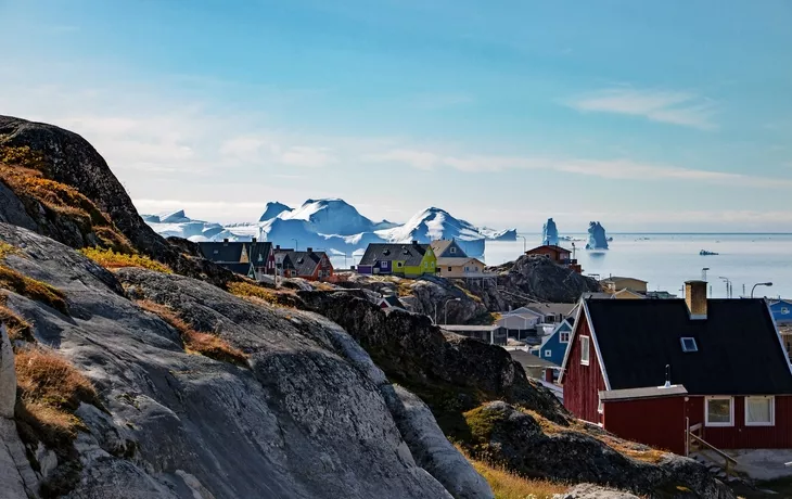 Kolonialhäuser und der Eisfjord in Ilulissat, Grönland - © Nicole - Fotolia