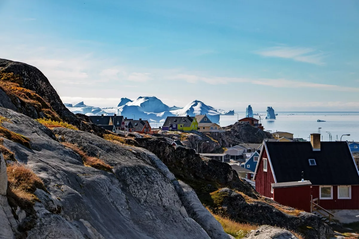 Kolonialhäuser und der Eisfjord in Ilulissat, Grönland - © Nicole - Fotolia