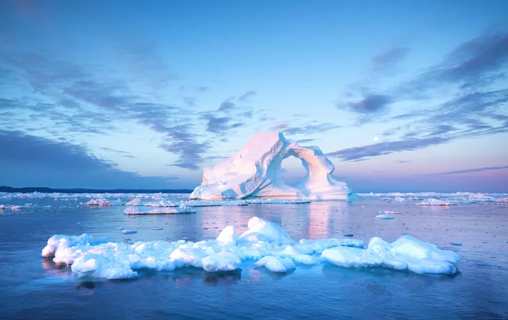 Eisberg im Sonnenaufgangslicht - © Kertu - stock.adobe.com