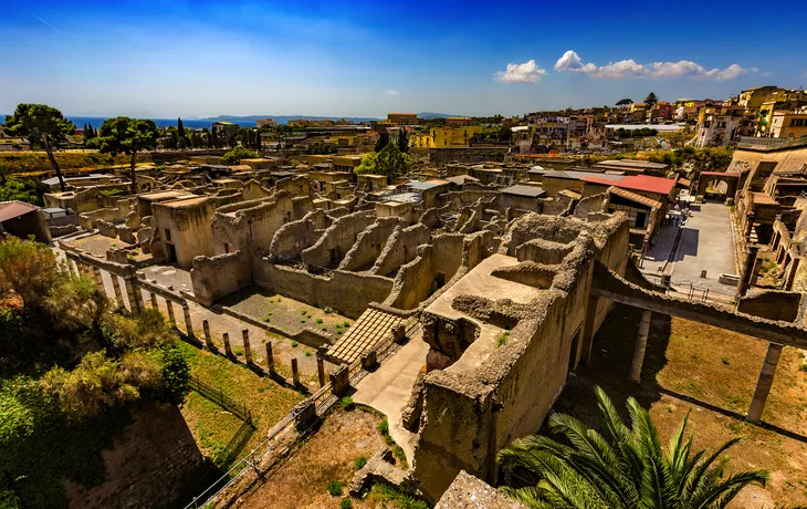 Ruinen von Herculaneum (UNESCO-Weltkulturerbe) – im Vordergrund befindet sich die Palestra, rechts der Decumanus Maximus - © WitR - stock.adobe.com