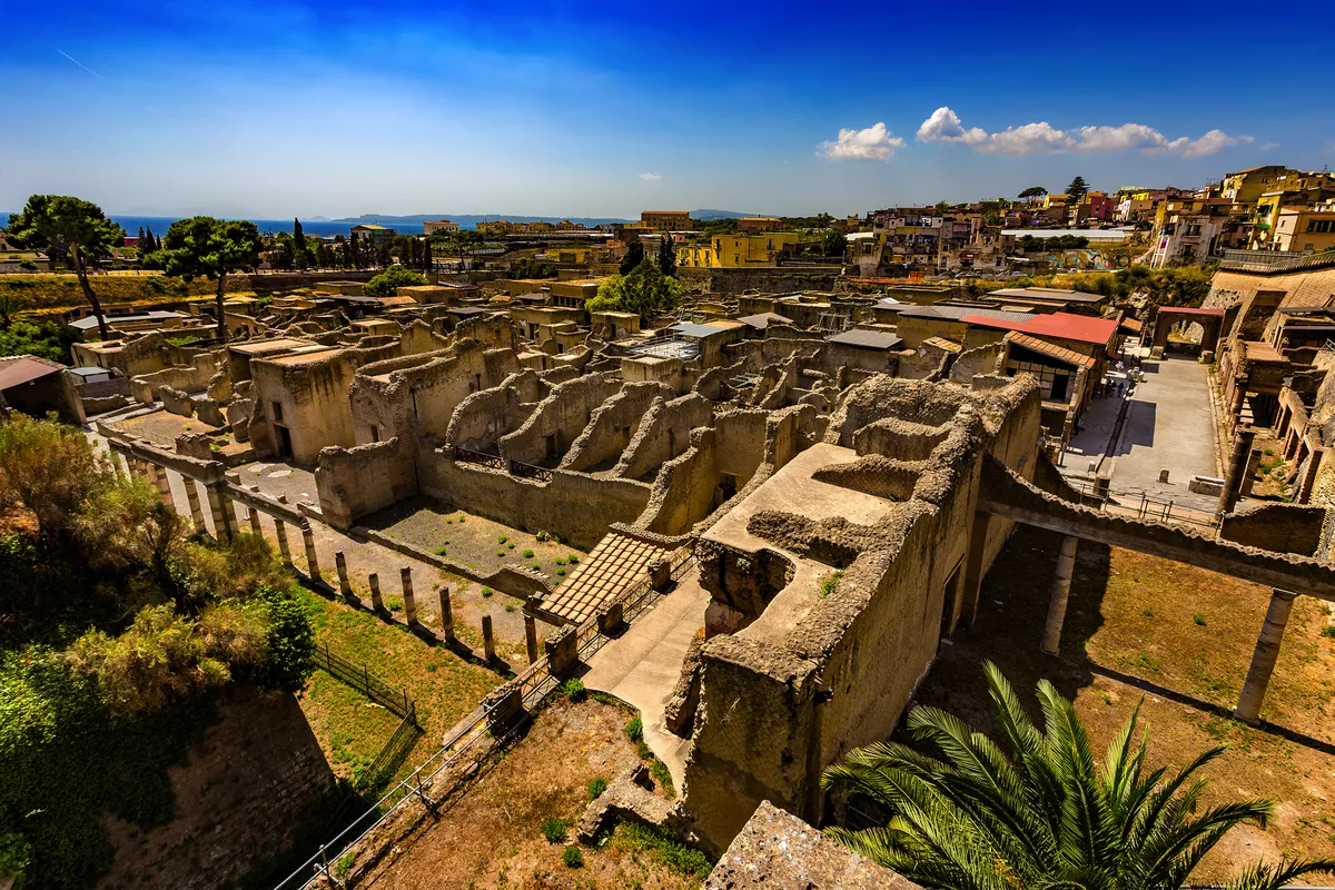 Ruinen von Herculaneum (UNESCO-Weltkulturerbe) – im Vordergrund befindet sich die Palestra, rechts der Decumanus Maximus - © WitR - stock.adobe.com