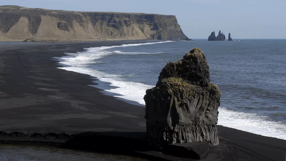 Landzunge Dyrholaey mit schwarzem Strand
