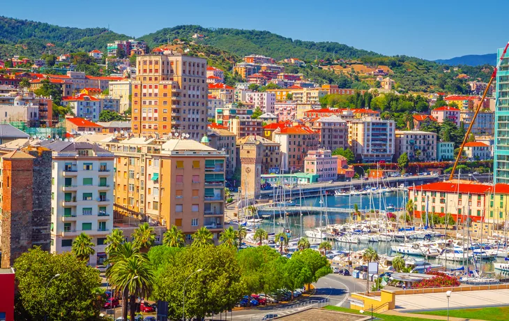 Panoramablick auf die Hafenstadt Savona - © Olena Zn - stock.adobe.com