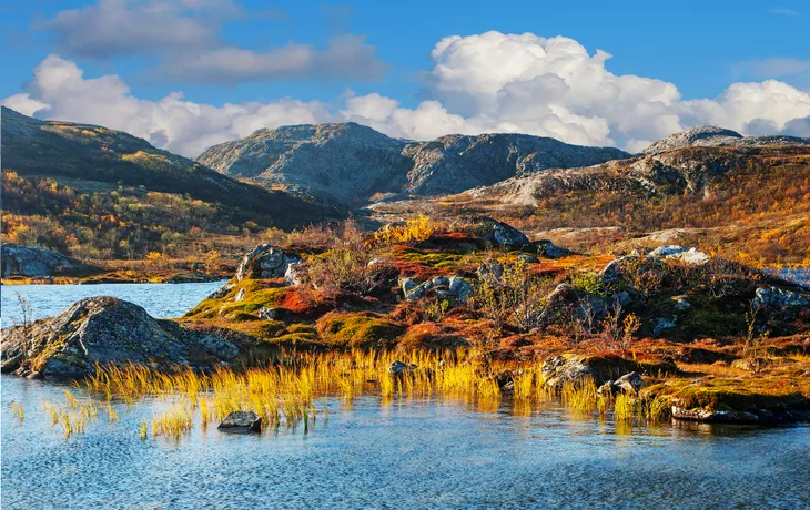 herbstliche Berglandschaft in Norwegen  - © gadagj - stock.adobe.com