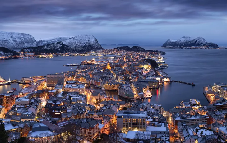 Panorama von Alesund im Schnee an einem Winterabend - © Oleksandr Kotenko - stock.adobe.com