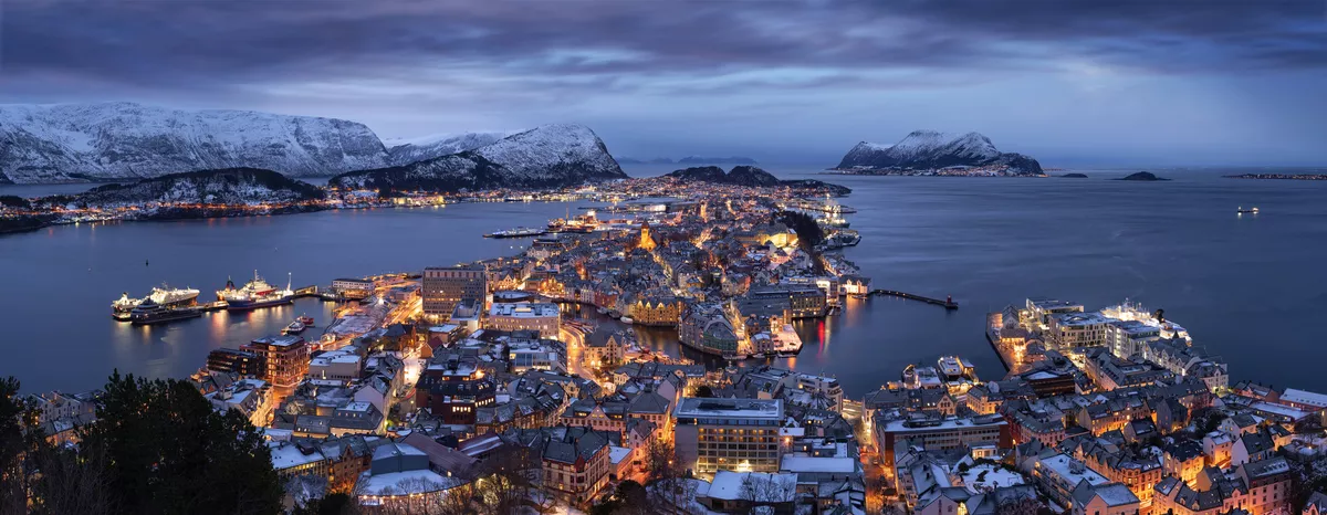 Panorama von Alesund im Schnee an einem Winterabend - © Oleksandr Kotenko - stock.adobe.com
