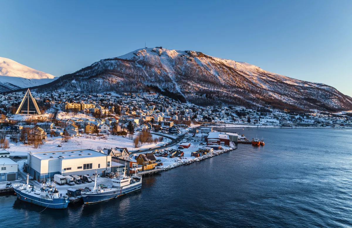 Luftaufnahme der Stadt Tromsø im Winter - © Telly - stock.adobe.com