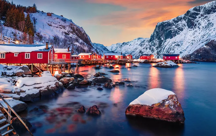 Insel Flakstadøy am Nusfjord - © Andrew Mayovskyy - stock.adobe.com