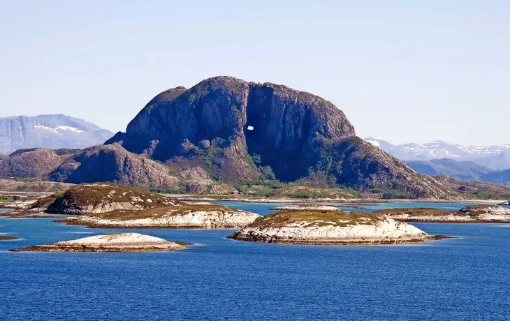 Torghatten, Torget-Insel, nahe Bronnoysund, Norwegen - © bullshead - stock.adobe.com