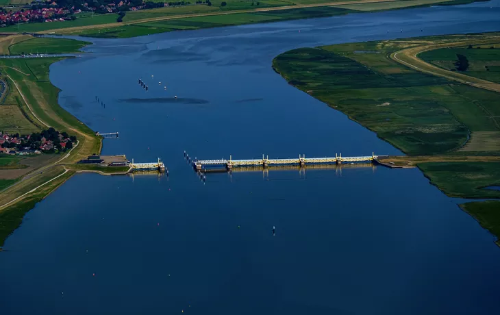 Emssperrwerk kurz vor Emden an der Nordseeküste - © flightpixel - stock.adobe.com