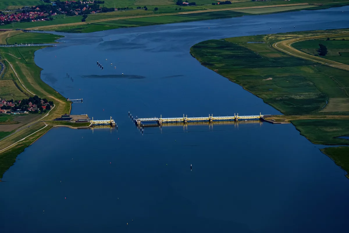 Emssperrwerk kurz vor Emden an der Nordseeküste - © flightpixel - stock.adobe.com