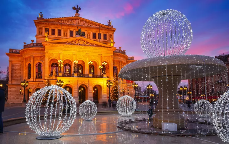Alte Oper in Frankfurt zur Weihnachtszeit - © sborisov - stock.adobe.com