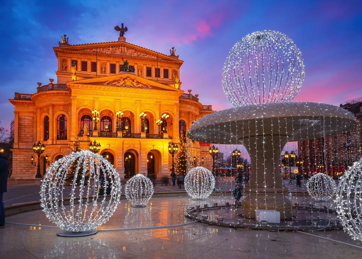 Alte Oper in Frankfurt zur Weihnachtszeit - © sborisov - stock.adobe.com