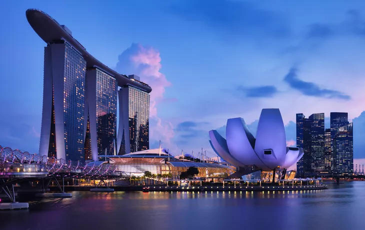 Skyline von Singapur an der Marina Bay während der Dämmerung - © TTstudio - stock.adobe.com