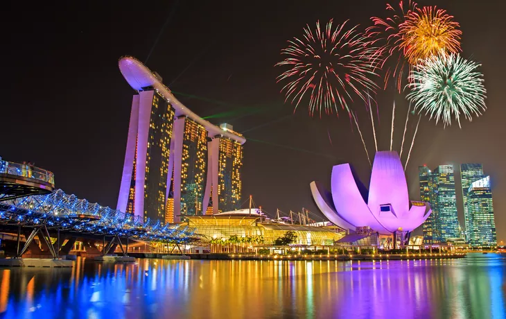 Feuerwerk über Marina Bay - © T-REX - stock.adobe.com