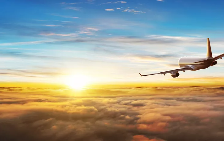 Verkehrsflugzeug fliegt über Wolken - © Jag_cz - stock.adobe.com
