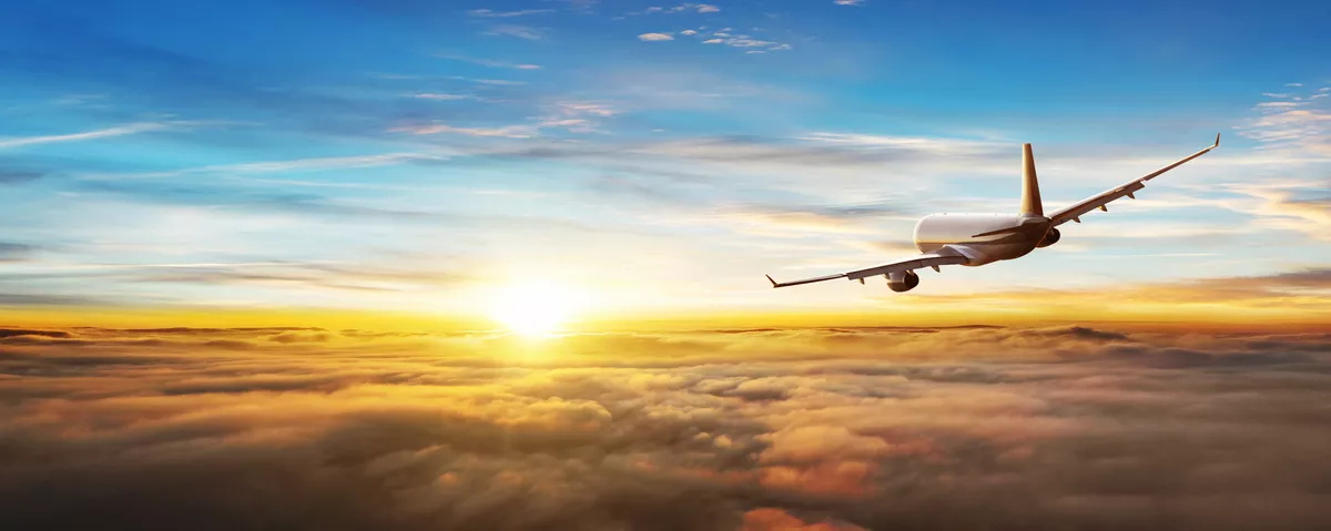 Verkehrsflugzeug fliegt über Wolken - © Jag_cz - stock.adobe.com